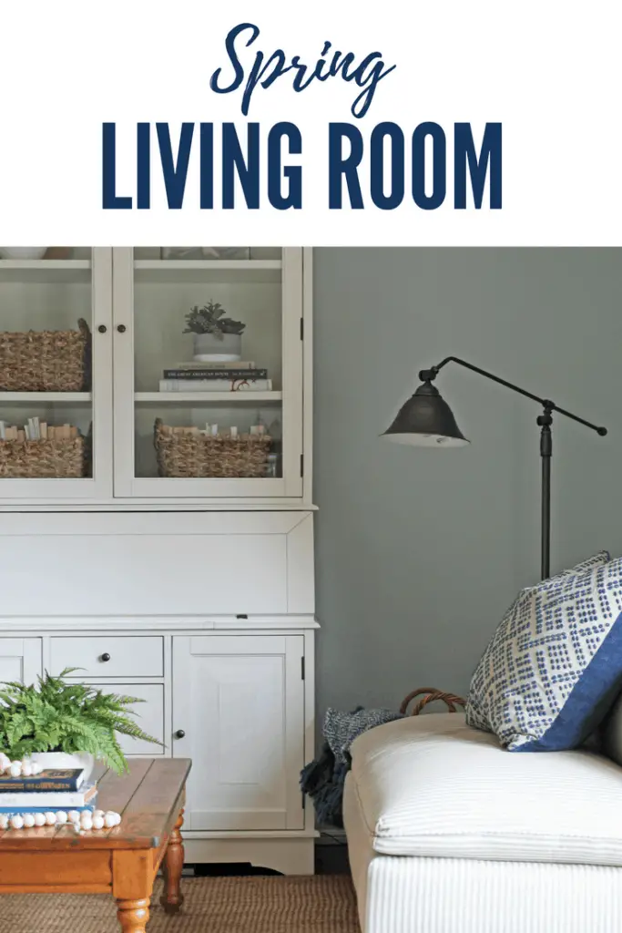 Tips, tricks, and ideas for decorating your living room for spring! #budgetdecor #decorhacks #hacks #blue