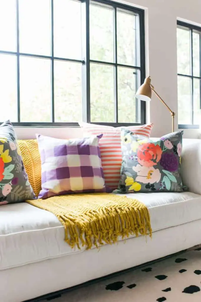 How to mix patterns the easy way! #homedecor #pattern #decorating