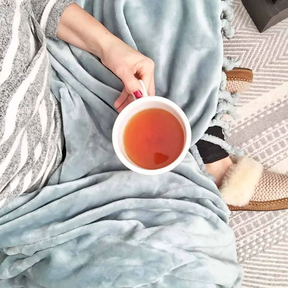 fall hygge ideas, cozy blanket, tea