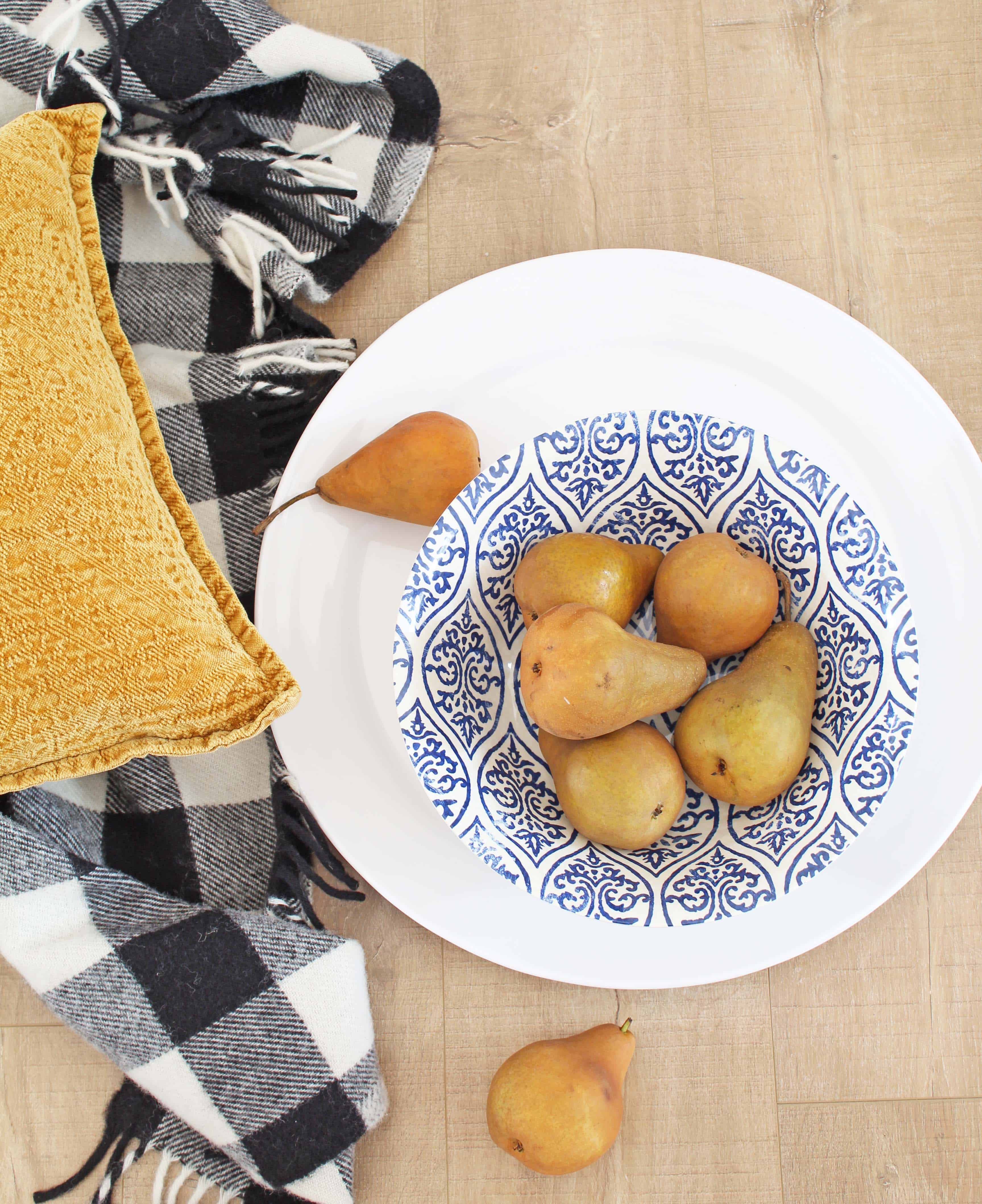 Baked cinnamon pear with currants recipe.